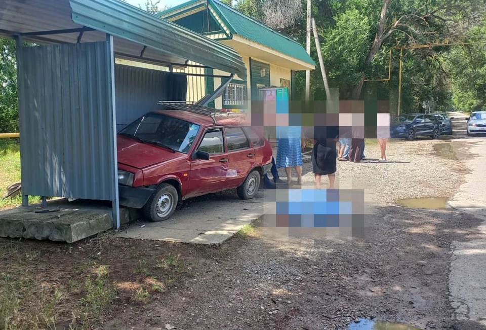 Водитель протаранил остановку и погиб на месте до приезда скорой на Ставрополье. Фото: Госавтоинспекция Ставрополья