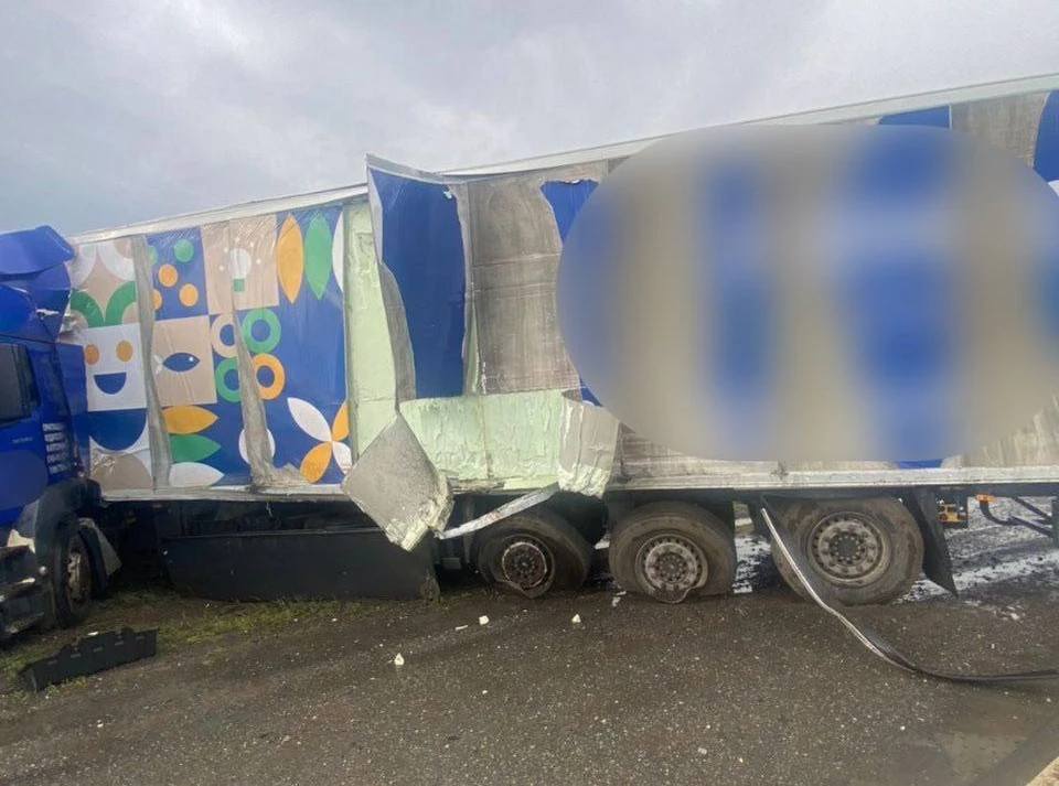 Водитель одного из грузовиков не справился с управлением, и его вынесло на встречку