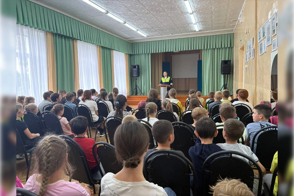 Начальник Торжокской Госавтоинспекции Сергей Репашевский общается с детьми. Фото: Госавтоинспекция Тверской области.