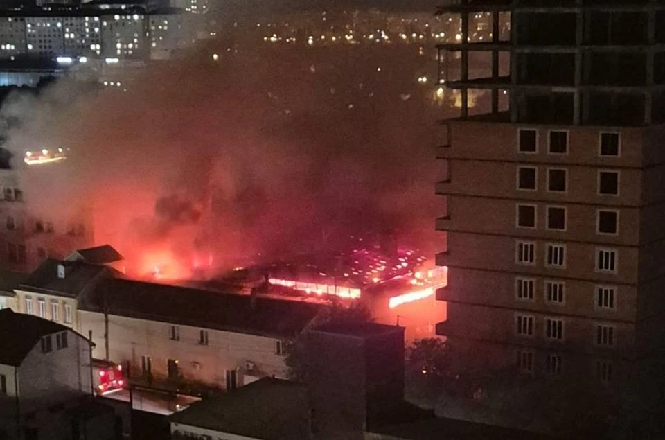 По кадрам видно, что огнем охвачена большая территория. Фото: публикации очевидцев в соцсети