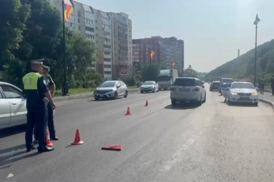 ДТП произошло в районе дома №36 на улице Адмирала Горшкова. Фото: принскрин видео пресс-службы УМВД России по Приморскому краю.