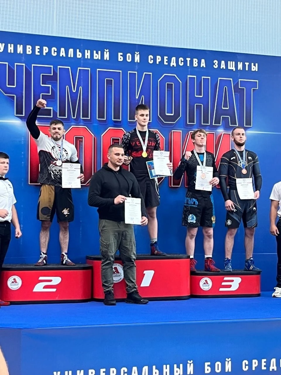 Илья Курзанов (крайний слева) на пьедестале.