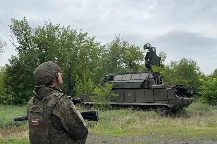 Расчет ЗРК «Тор-М1» метко глушит украинских «Акул» под Красноармейском