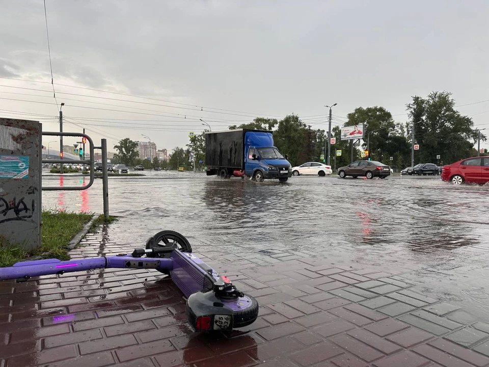 Перекресток Труда-Красной ушел под воду.