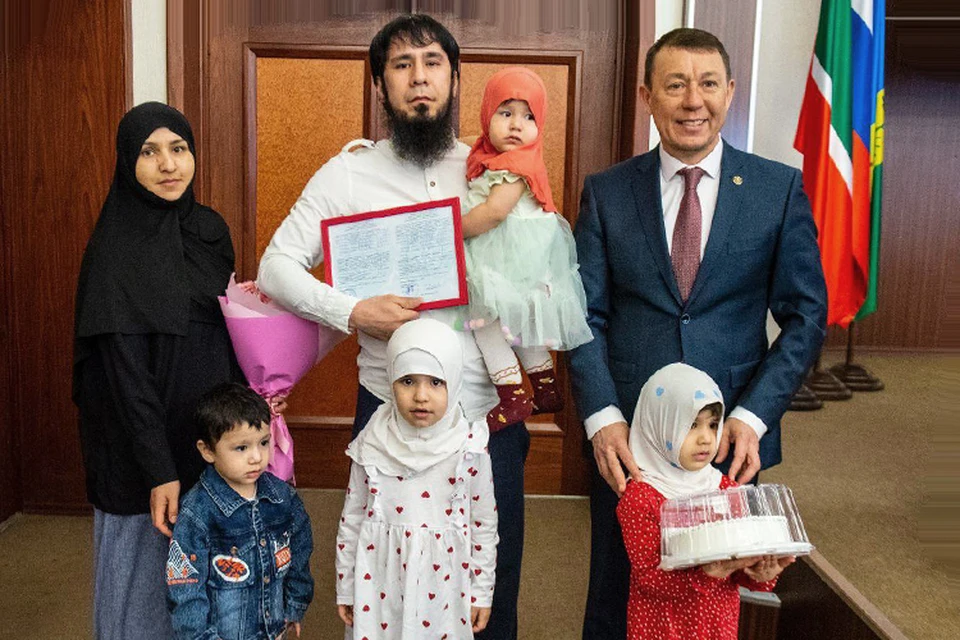 Семья Мухиддина Холзоды и экс-мэр Нижнекамска. Фото: t.me/ramilmullin