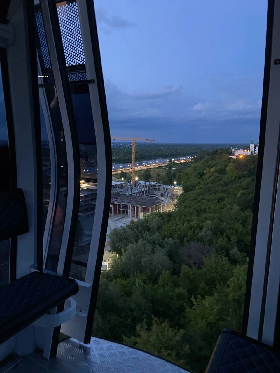 Нижегородцы прокатились на канатной дороге с открытой дверью на высоте 62 метра. Фото: t.me/moynizhny