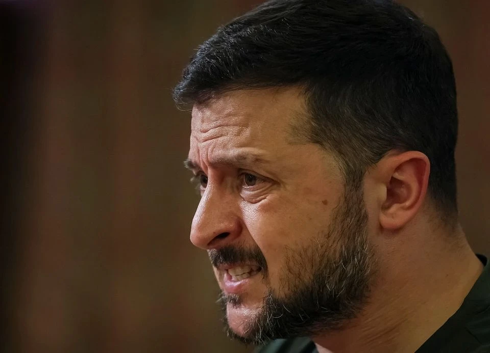 Зеленский отбирает паспорта у миллионов украинцев: Киев готовит странные выборы