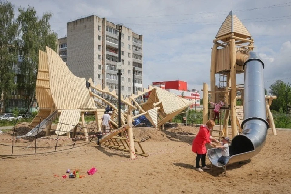 В Рыбинске завершают монтировать детский городок в виде стерляди.