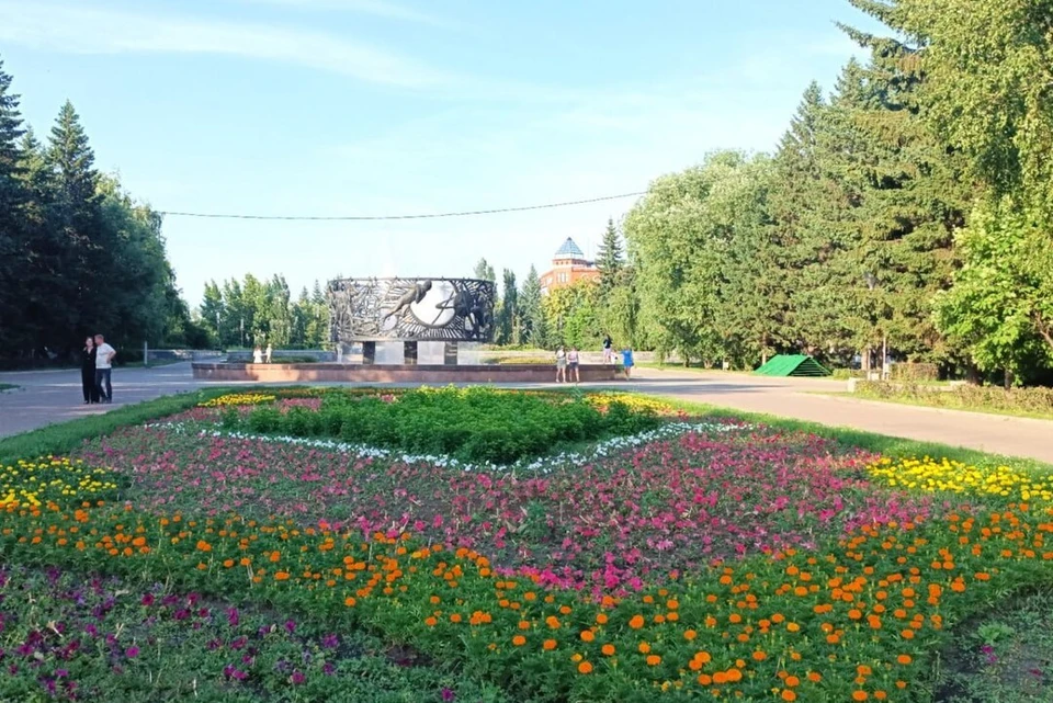 Цветы украсили главные площади и улицы города