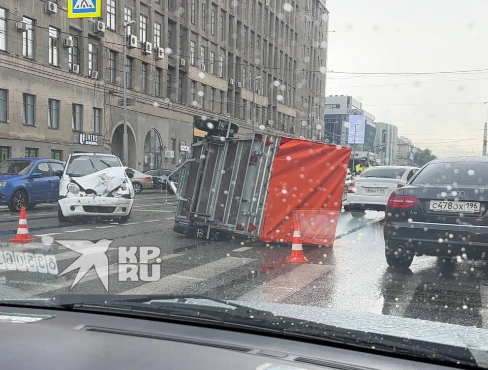 Грузовик упал на бок, а у легковушки поврежден капот. Фото: читатель "КП"