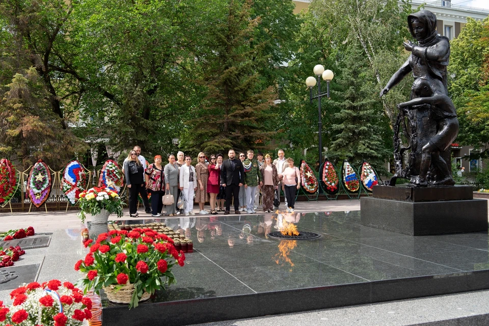 В День память и скорби сотрудники и участники движения «Другая Украина» возложили цветы к Вечному огню