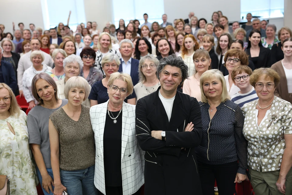 Николай Цискаридзе со своими поклонниками в Челябинске.