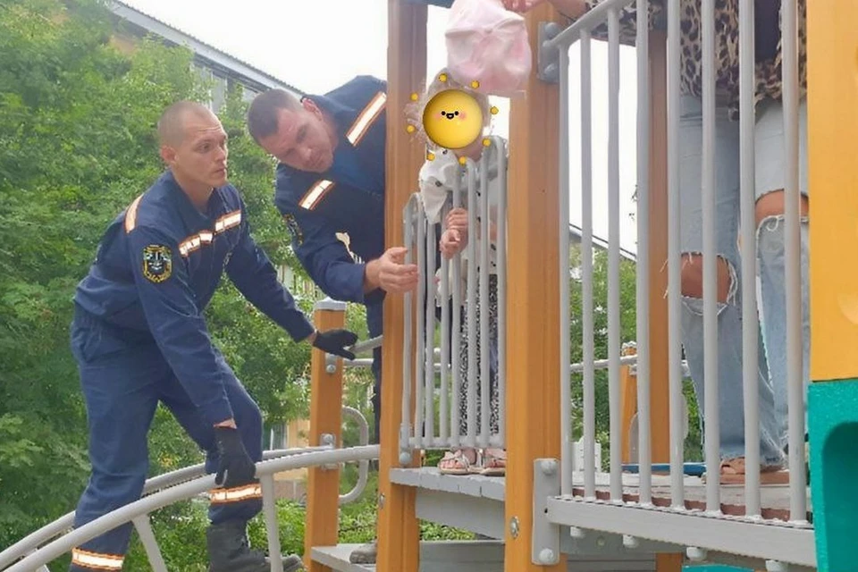 Спасатели освободили девочку, у которой застряла рука. Фото: МКУ Служба аварийно-спасательных работ в Новосибирске