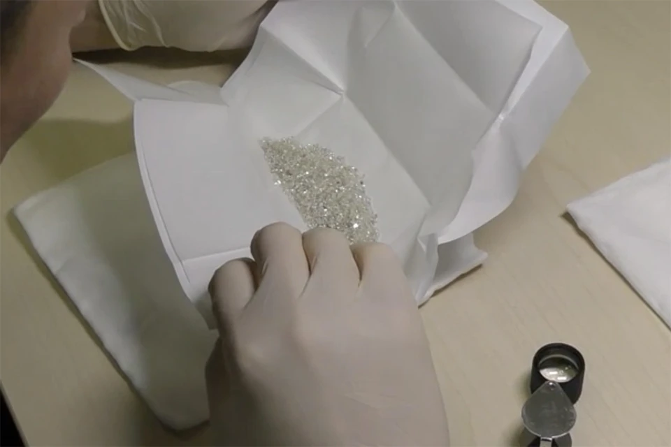Украденные ювелирные камни подменяли на менее качественное сырье