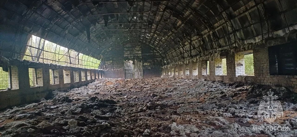 Ангар поврежден огнем.