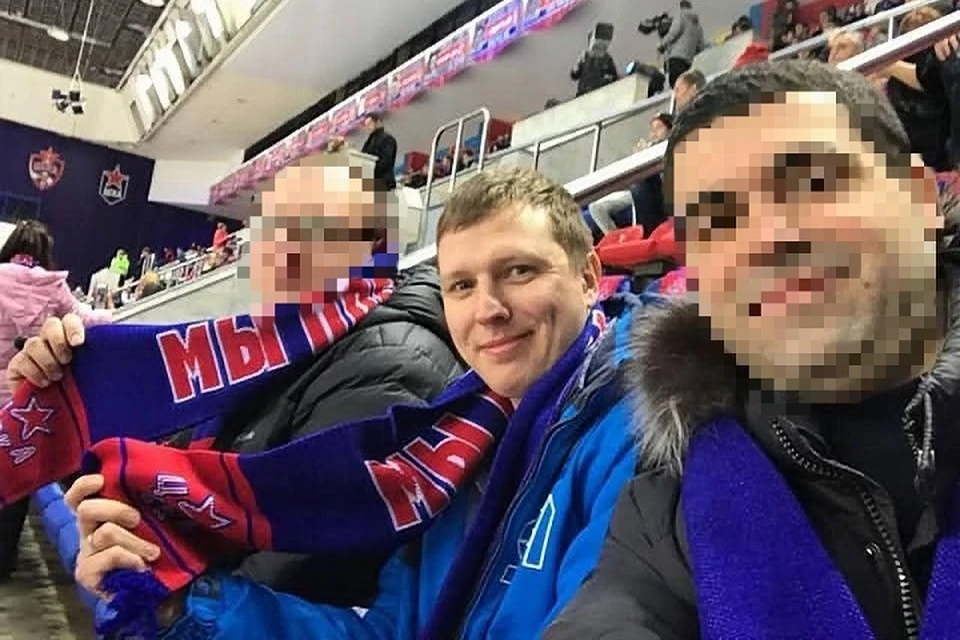 Александр (по центру) дружил со своим убийцей (слева). Фото: соцсети