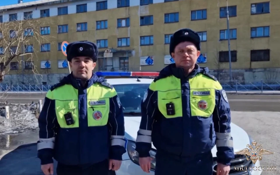 Глава МВД наградил сотрудников ДПС из Коми за спасение людей при пожаре. ФОто: МВД РФ.