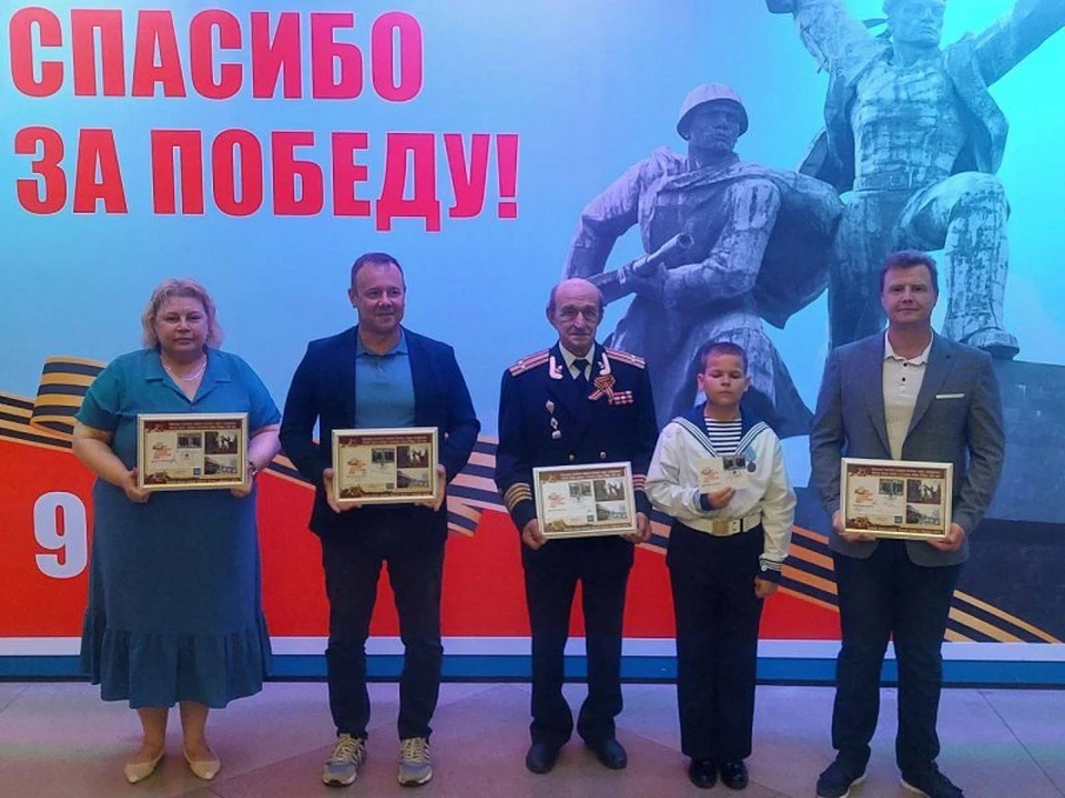Присутствующим подарили памятные рамки с оригинальными конвертами. Фото: sev.gov.ru