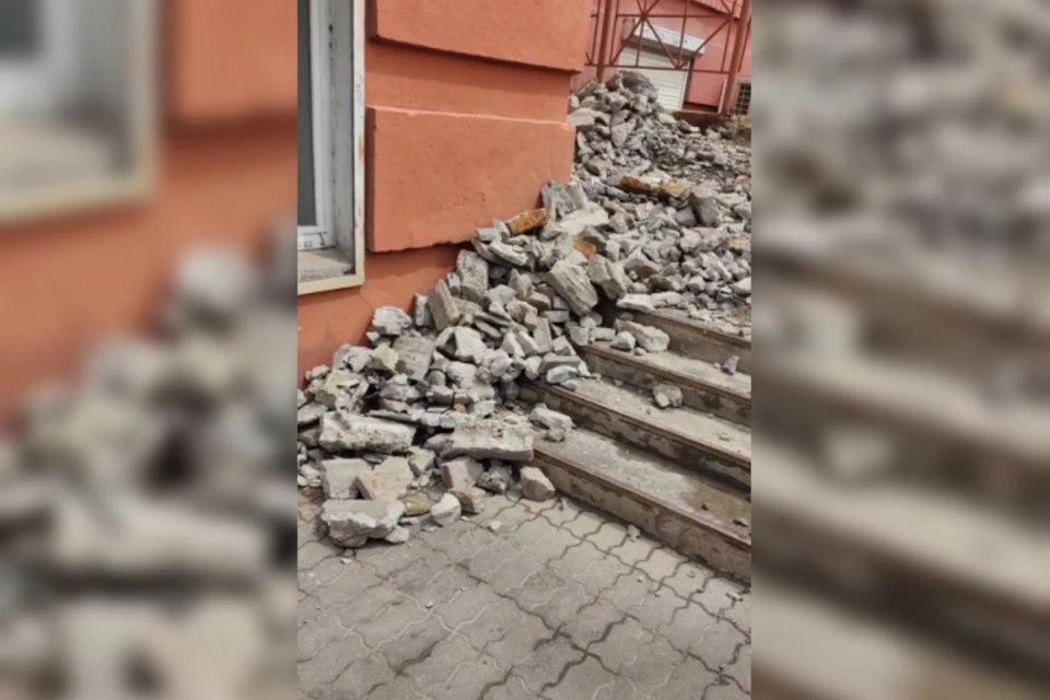 Лестница возле дома по улице Партизанской, 75 в Иркутске полностью разрушена.