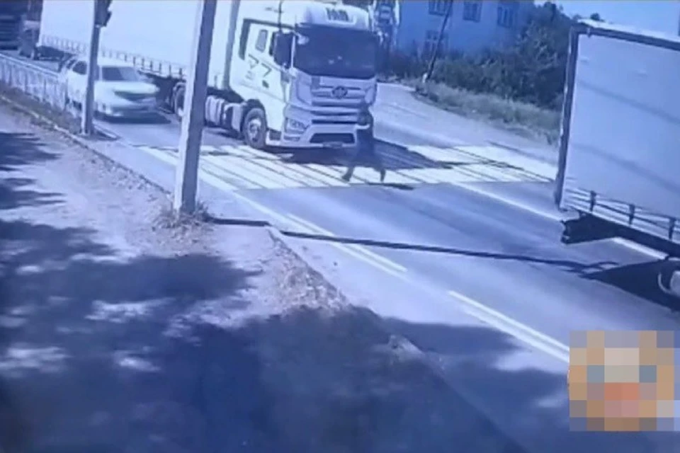 В Тулуне мужчина перебегал на «красный» сигнал светофора и попал под колеса авто