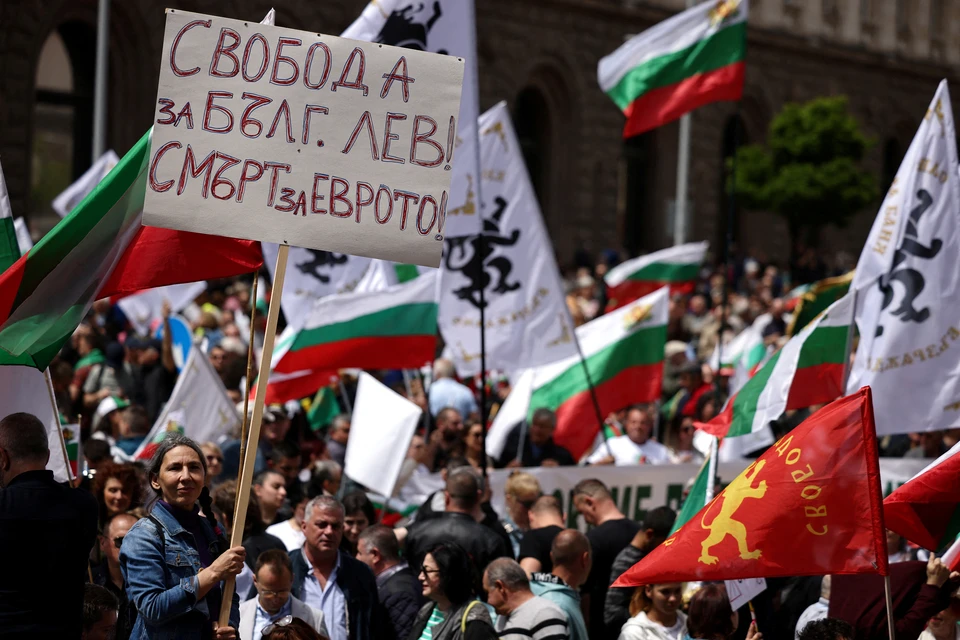 В Болгарии активисты из БСП сняли флаг Украины со здания мэрии Софии