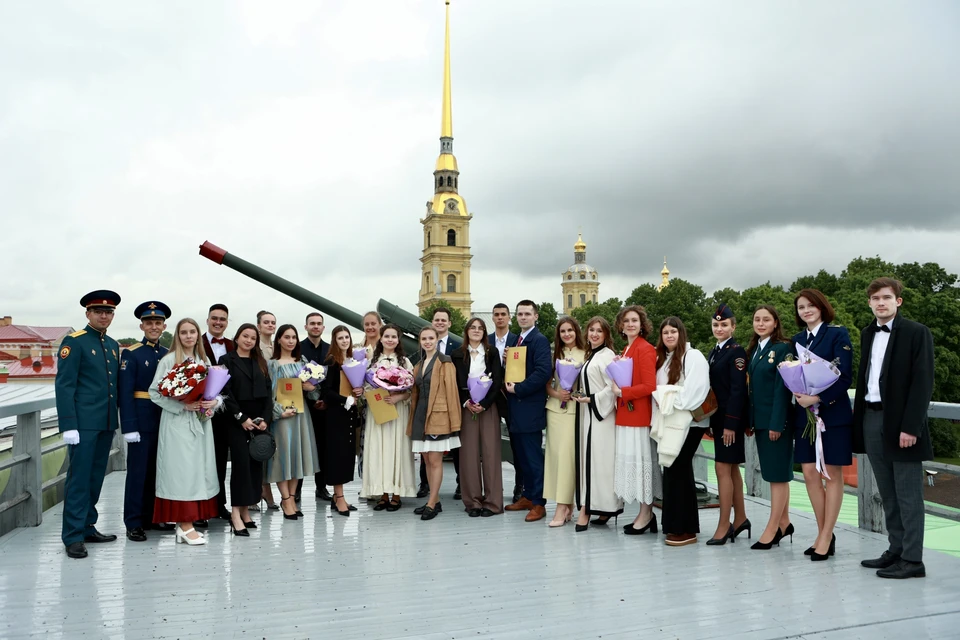 Награждение прошло в стенах Петропавловской крепости. Фото: пресс-служба Смольного