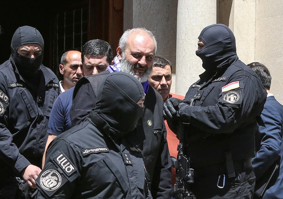 Суд в Ереване арестовал архиепископа Микаела Аджапахяна на два месяца