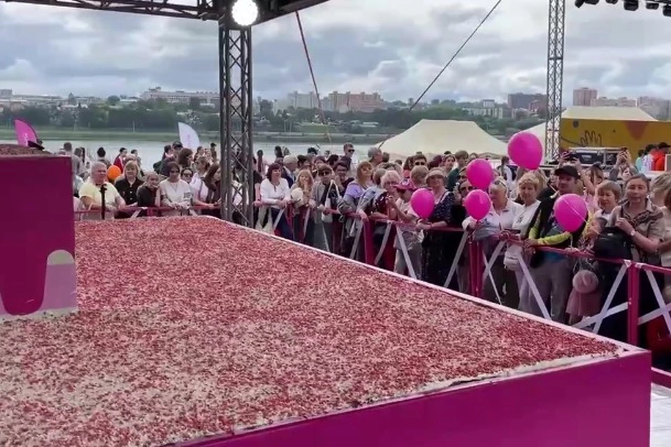 На приготовление гигантского торта кондитерам потребовалоь более шести часов. Фото: кадр видео