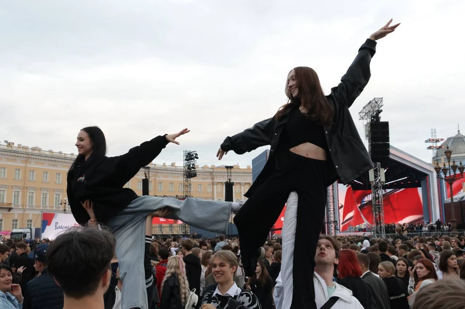 Рассказываем, как одеты и чем заняты выпускники на "Алых парусах".