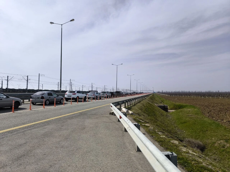 С обеих сторон Крымского моста 29 июня скопилась пробка.