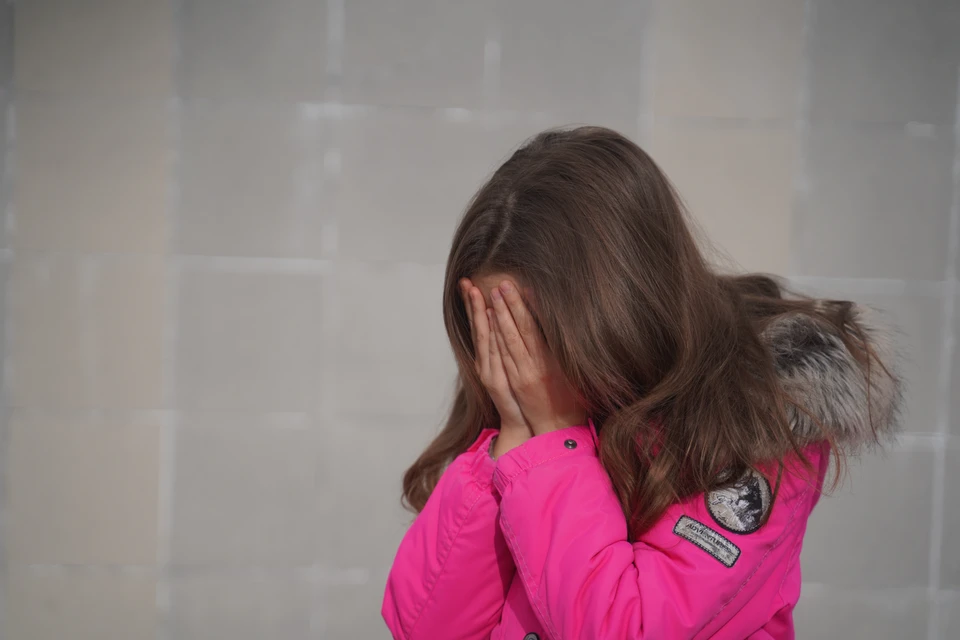 В первом случае 9-летняя девочка получила сообщение от неизвестного о возможности получения бонусов в популярной онлайн-игре.