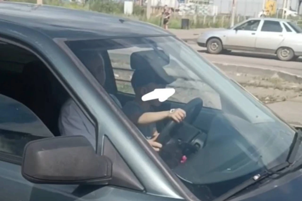 Судя по кадрам очевидцев, женщина очень удивилась тому, что ее снимают на камеру. Фото: auto_mgn/ Вк.