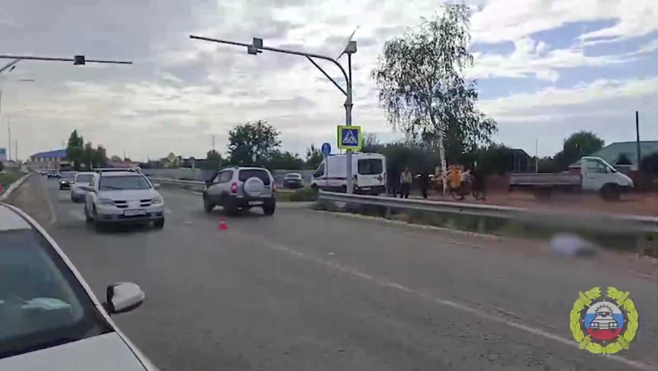 Водитель снес женщину на пешеходном переходе.