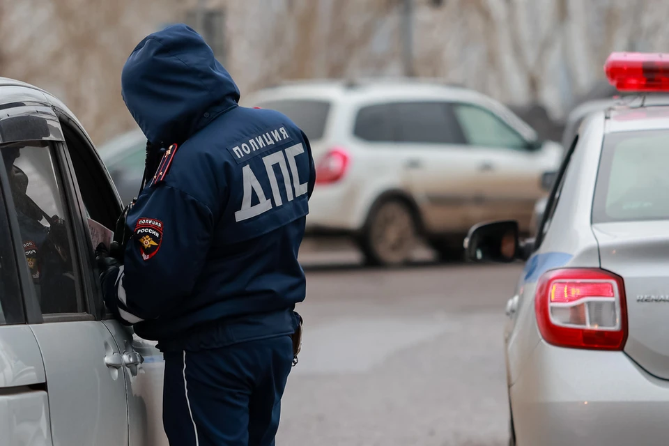 Троих человек отправили под суд за драку с сотрудниками ДПС в Новосибирской области.