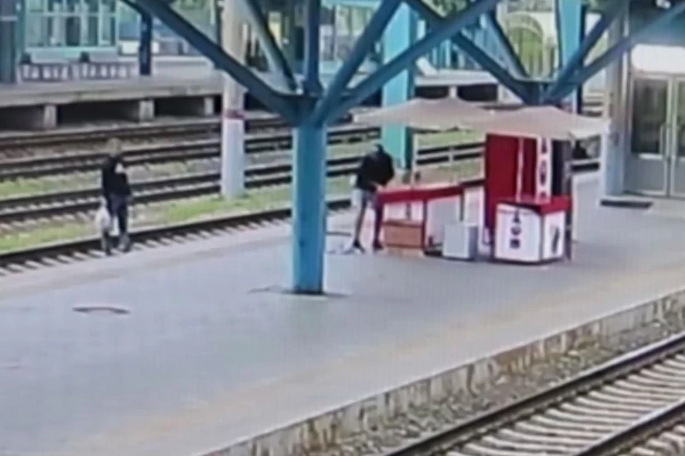 Мужчины думали, что их никто не увидит, но все засняла камера видеонаблюдения / Фото: Средневолжское ЛУ МВД на транспорте