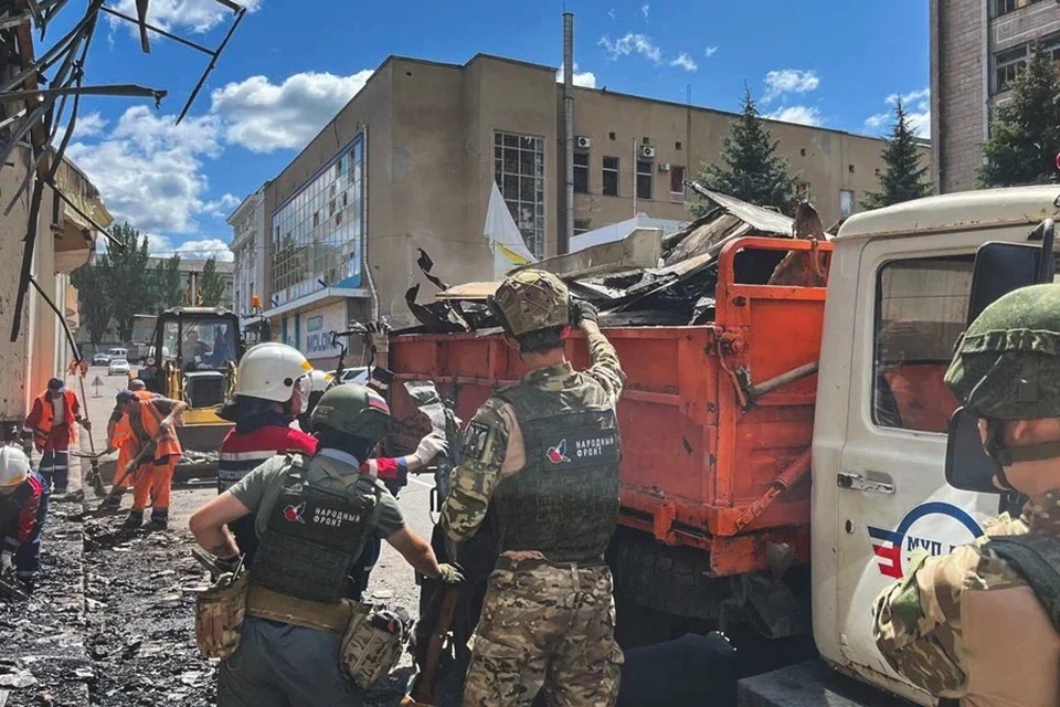 Молодежка НФ помогает ликвидировать последствия обстрела ВСУ в Донецке. Фото: Молодежное крыло Народного фронта в ДНР