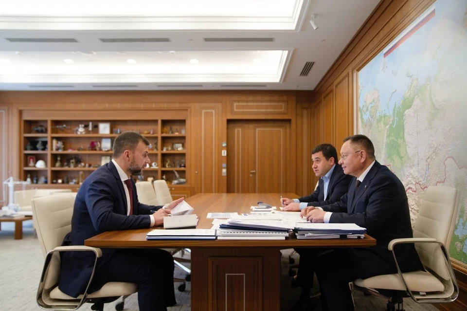 Глава Минстроя России Ирек Файзуллин провел рабочую встречу с Главой ДНР Денисом Пушилиным. Фото: t.me/minstroyrf
