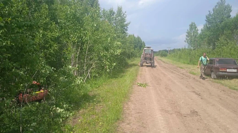 Мужчина разбился на тракторе на трассе в Новосибирской области. Фото: Госавтоинспекция Новосибирской области
