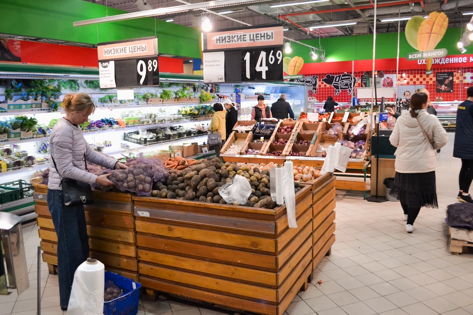 В магазинах за покупателями следят видеокамеры.