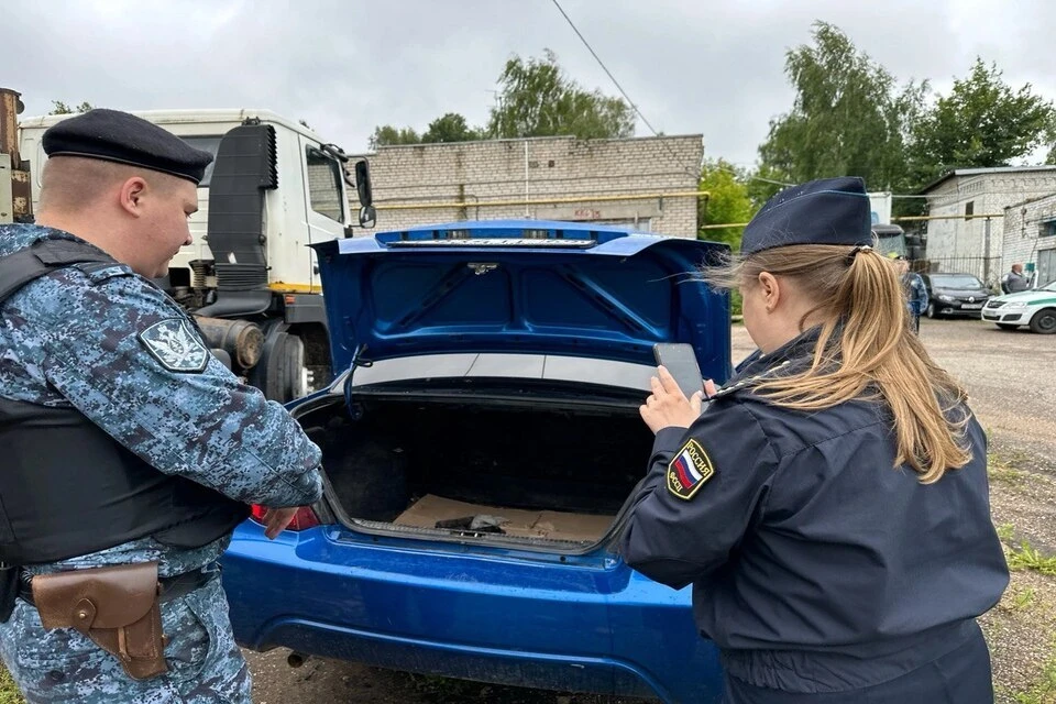 Судебный пристав накладывает арест на имущество. Фото: ФССП Тверской области.