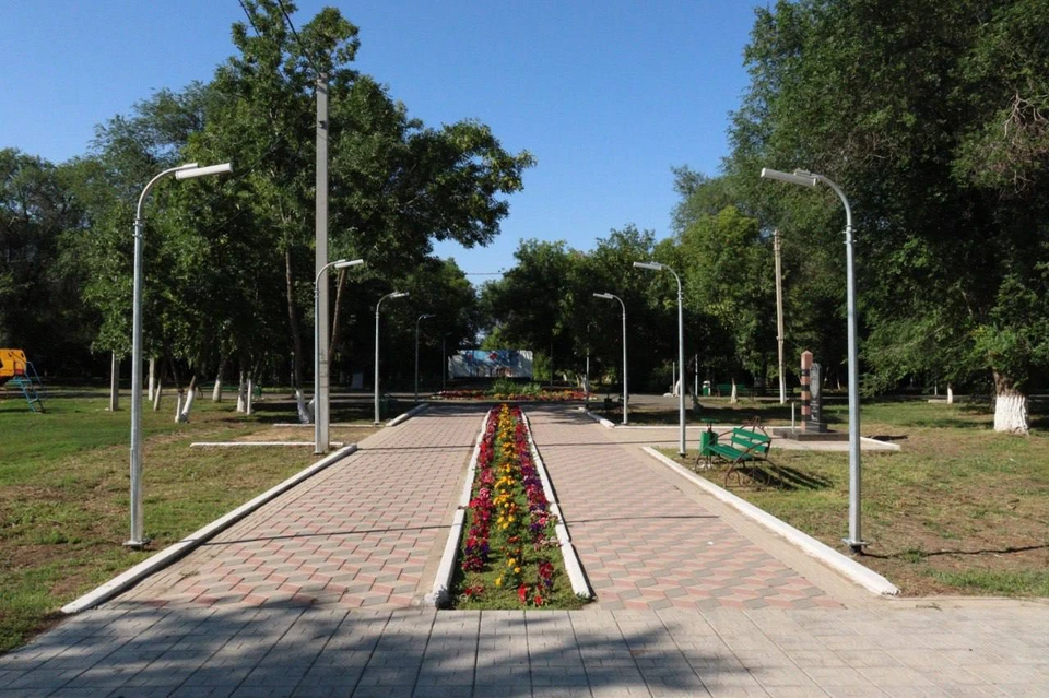 Здесь установили новое ограждение, оборудовали парковку для велосипедов, смонтировали новую сцену, лавочки и освещение, установили малые архитектурные формы