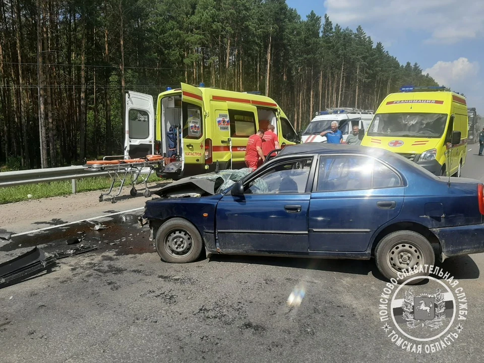 Не все участники аварии смогли выбраться из машины самостоятельно, им потребовалась помощь спасателей. Фото с места происшествия предоставлено пресс-службой ПСС России по Томской области