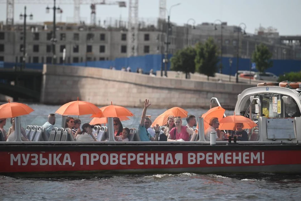 Туристов катают почти 5000 судов.