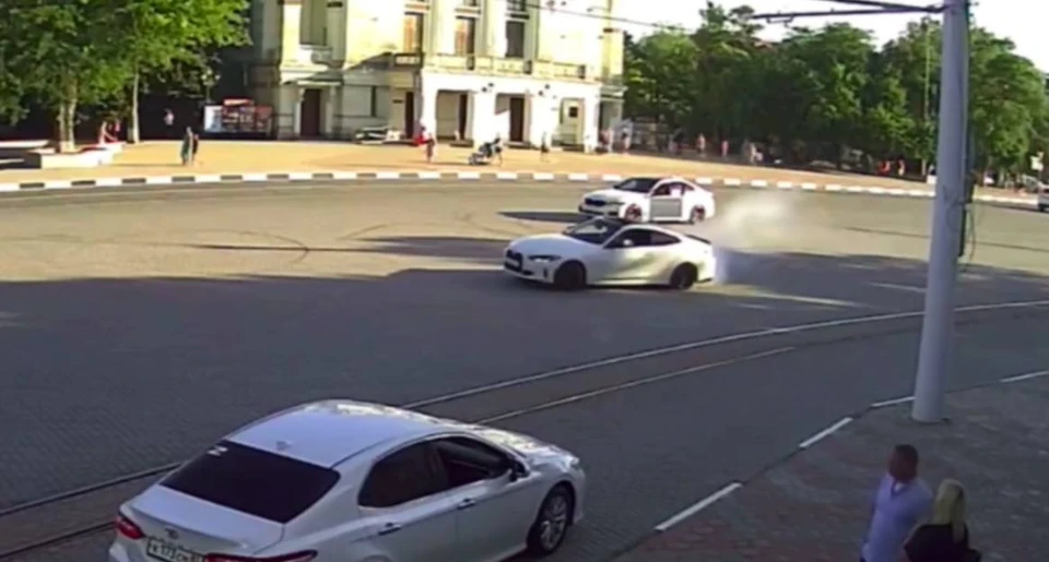 Дрифт-шоу водитель устроил на Театральной площади города. Фото: кадр из видео МВД Крыма