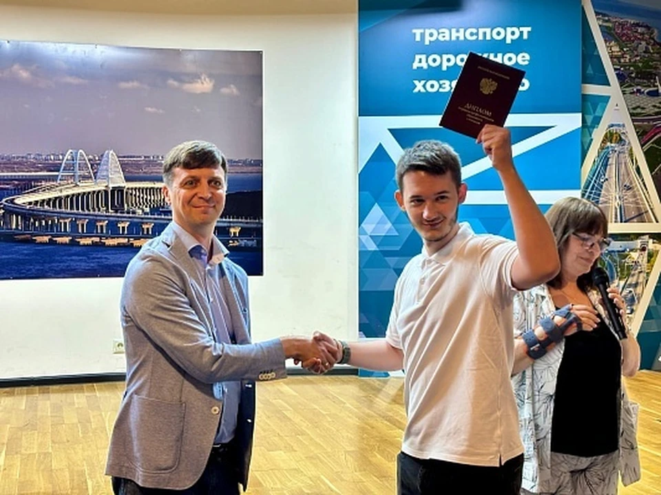 Выпускников поздравил директор департамента транспорта и дорожного хозяйства администрации города Вадим Копылов. Фото: пресс-служба мэрии города