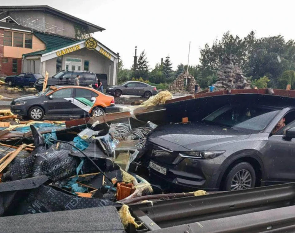 Кровлю сорвало из-за шквалистого ветра. Фото: тг-канал "Нижний 24"