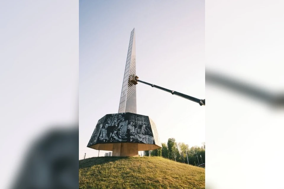В Иркутске ремонтируют стелу «Иркутск – город трудовой доблести». Фото: телеграм-канал мэра Иркутска Руслана Болотова