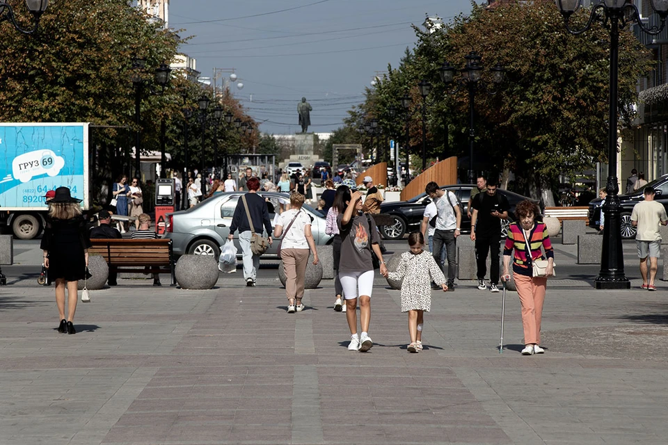 Улица Трёхсвятская в жаркий летний день