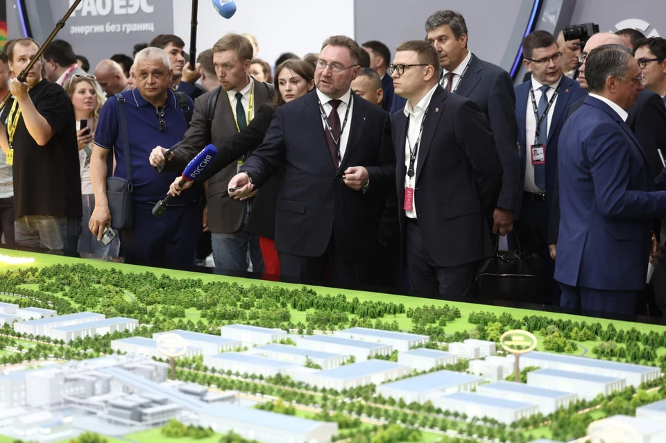 На "Иннопроме-2025" губернатор Челябинской области Алексей Текслер представил гостям гранд-макет будущего промышленного кластера. Фото: пресс-служба губернатора Челябинской области