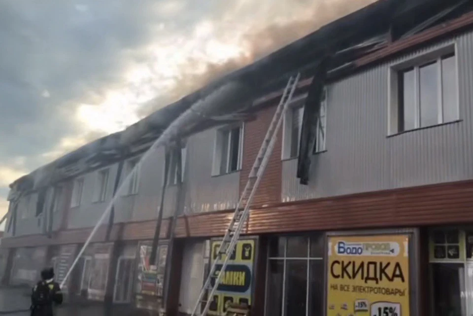 В Ангарске тушат пожар в торговом центре на 700 квадратах в 215 квартале.